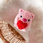 Free crochet valentine pig amigurumi pattern