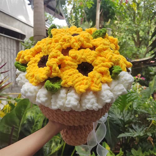 Free chunky crochet sunflower bouquet pattern