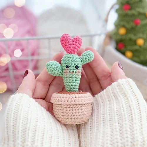 Valentine's Day crochet cactus free pattern