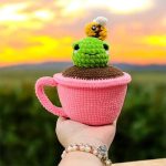 Free crochet frog in a cup amigurumi pattern