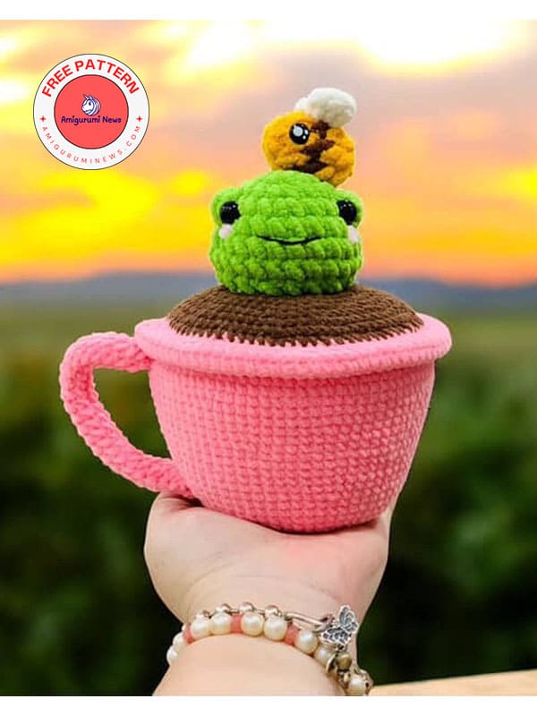 Free crochet frog in a cup amigurumi pattern (2)