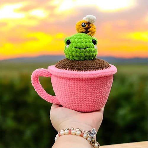 Free crochet frog in a cup amigurumi pattern