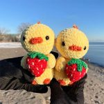 Free crochet little chick holding a strawberry pattern