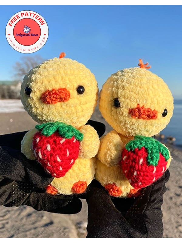 Free crochet little chick holding a strawberry pattern (2)