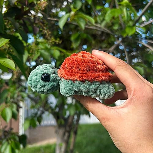 Tiny No-Sew crochet turtle free amigurumi pattern