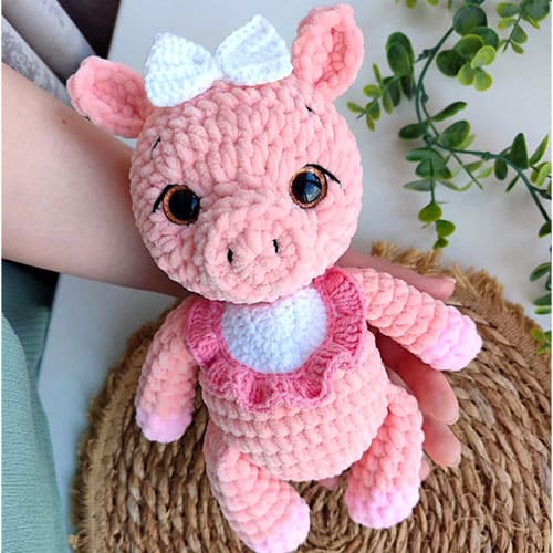 Crochet-pig-with-apron-free-amigurumi-pattern