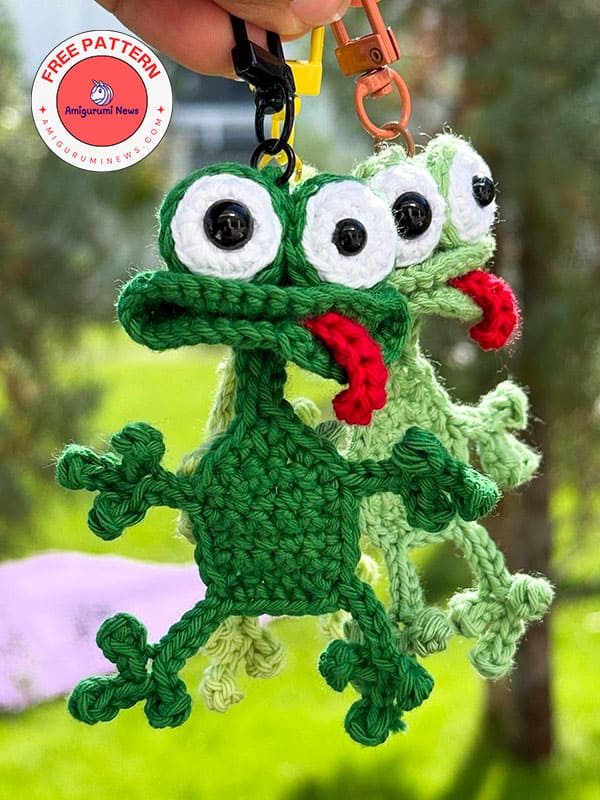 Funny crochet frog keychain free pattern (2)