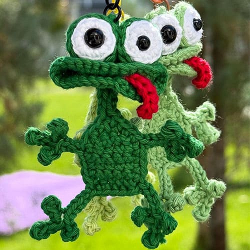 Funny crochet frog keychain free pattern