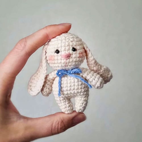 Small cute crochet bunny free amigurumi pattern