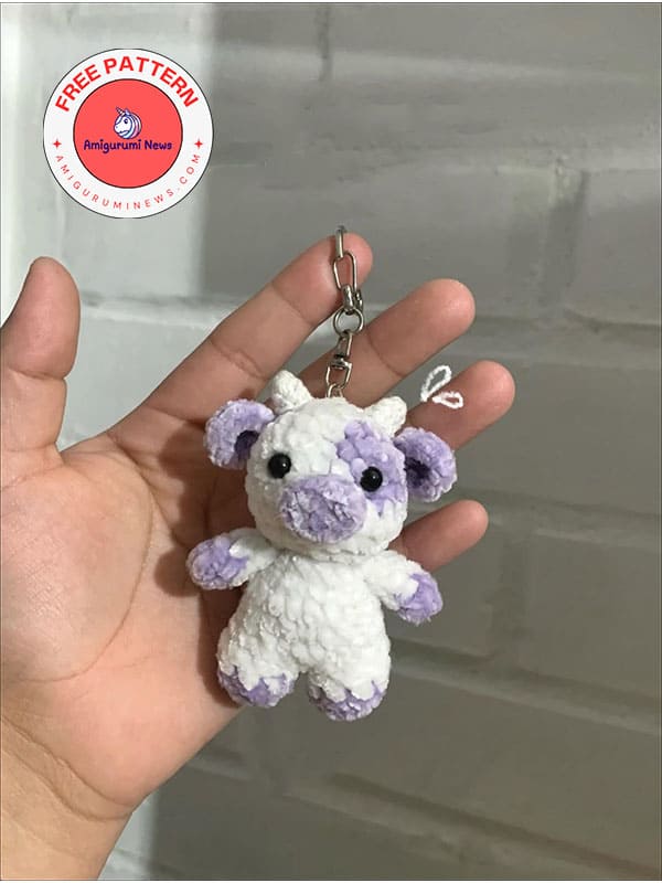 Free purple crochet amigurumi cow keychain pattern (2)