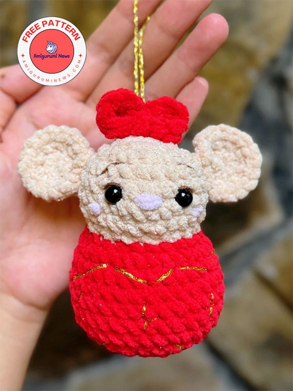 Crochet christmas mouse bauble (2)