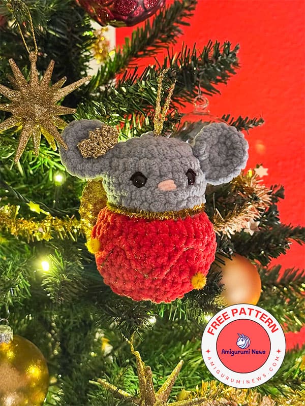 Crochet christmas mouse bauble (4)