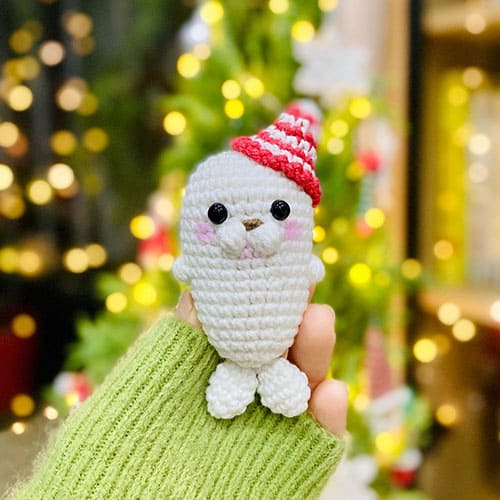 Crochet seal with christmas hat free amigurumi pattern