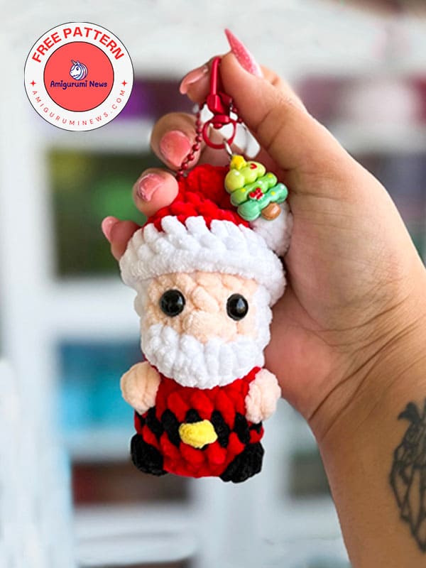 Free plush crochet santa claus keychain pattern (2)
