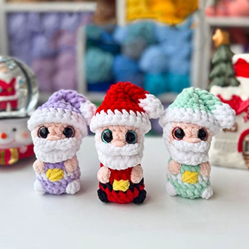 Free plush crochet santa claus keychain pattern