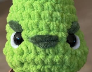 crochet-grinch-ornament-eyebrows-nose
